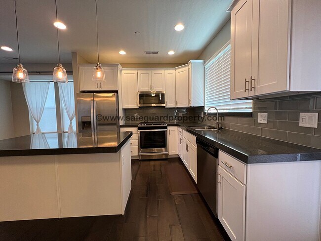 Building Photo - Stunning Townhome in Draper Creekside Comm...