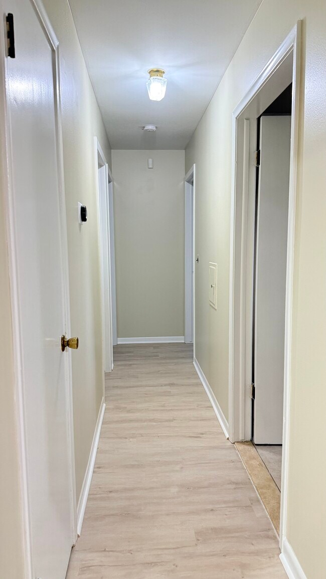 Building Photo - 1060 Glaser Dr