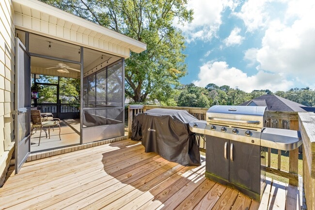 Building Photo - 304 Squirrel Hollow