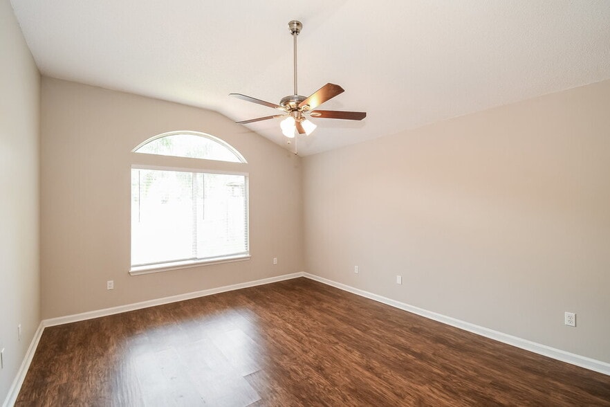 Building Photo - 3401 Millcrest Dr