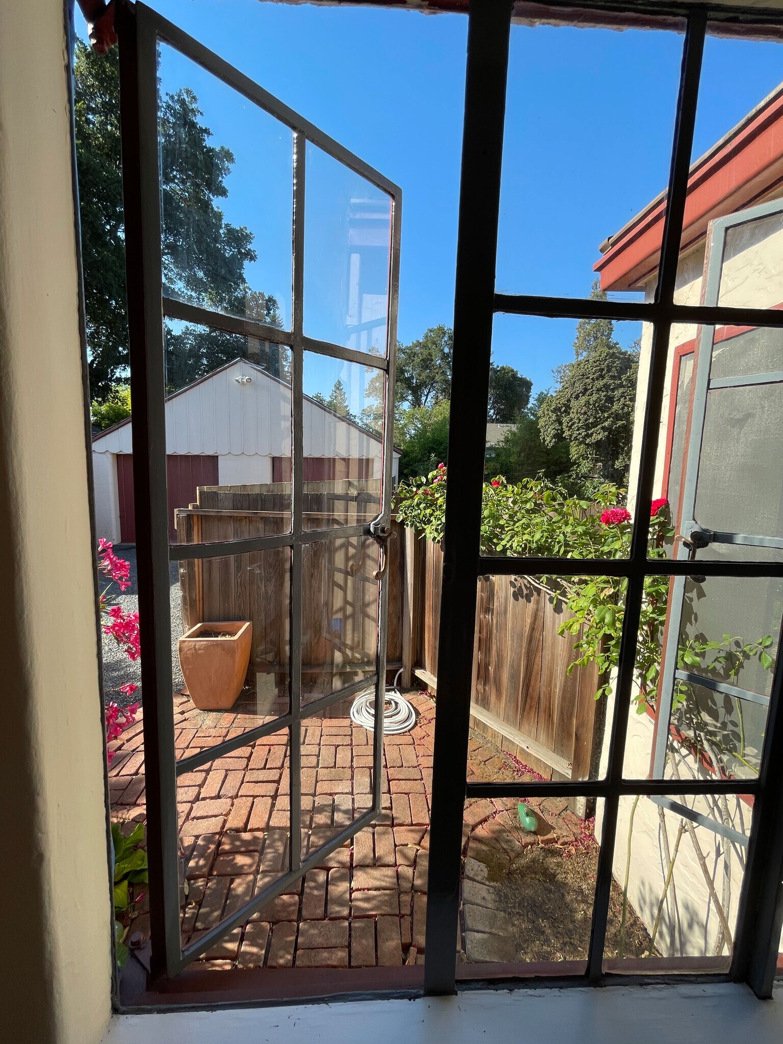 Exterior patio - 517 Benton St