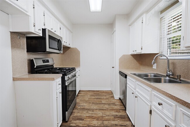 Building Photo - 182 Greenleaf Ln