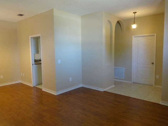 Building Photo - 523 Royal Ridge St