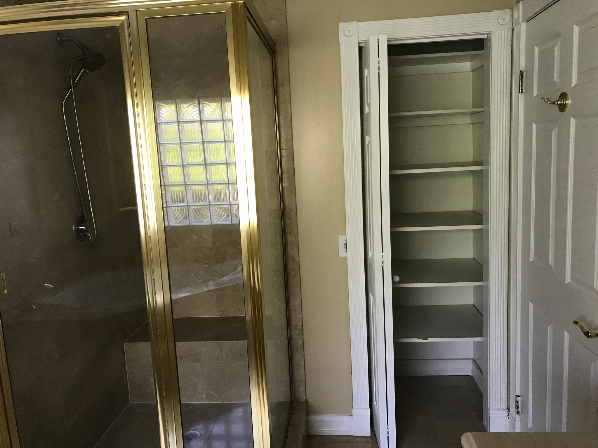 master bathroom closet - 1304 Mackay Ln