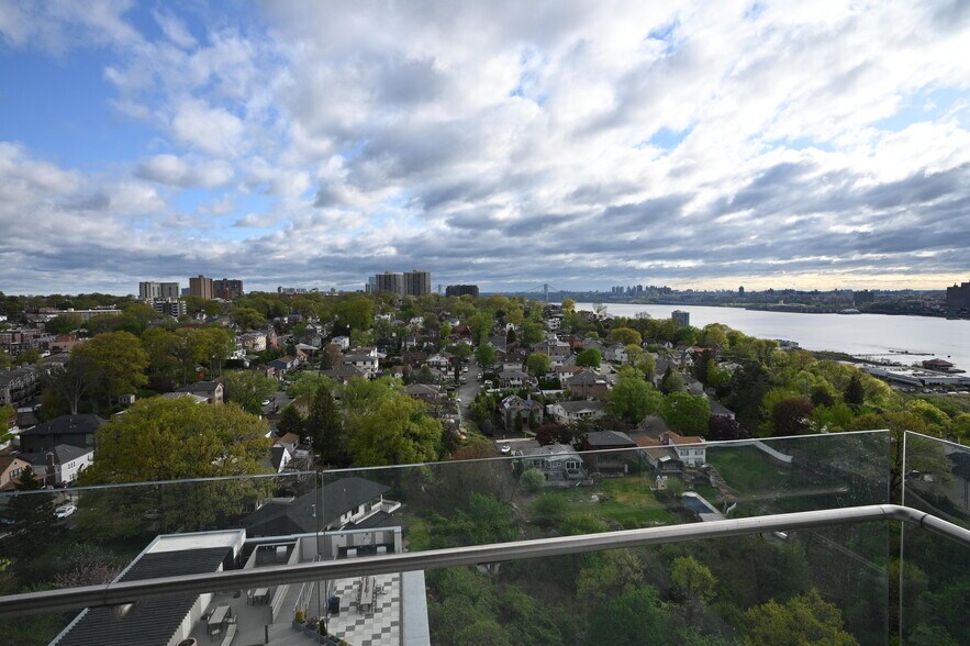 Building Photo - 320 Adolphus Ave