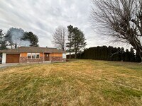 Building Photo - Country Living Close to Town!