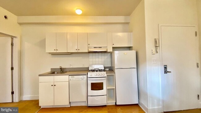 Building Photo - 330 S Juniper St