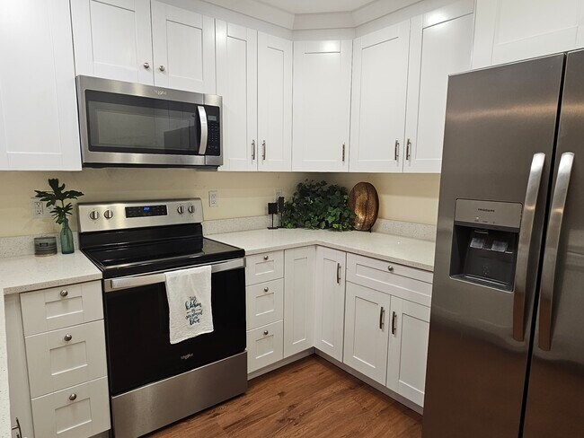 Building Photo - 15451 Crystal Lake Dr