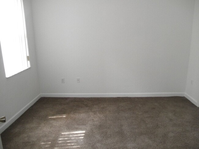 Building Photo - Shoma Townhomes