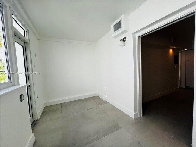Building Photo - 2045 Calais Dr