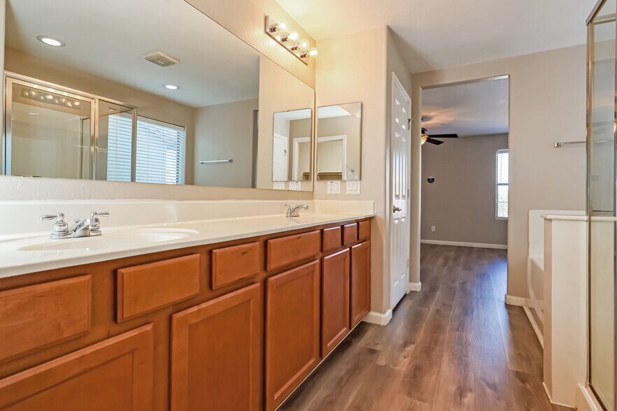 Building Photo - 2550 W Gaby Rd
