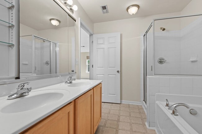 Building Photo - AVAILABLE NOW! PET FRIENDLY! Great 3-Story Townhome Located near Wake Forest!