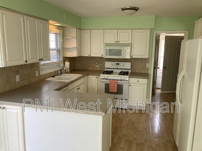 Building Photo - 1013 Worcester Dr NE