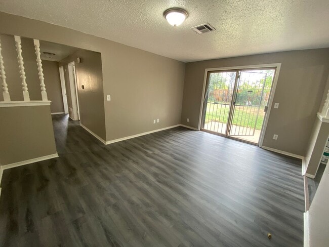 Building Photo - Charming 5 Bedroom House