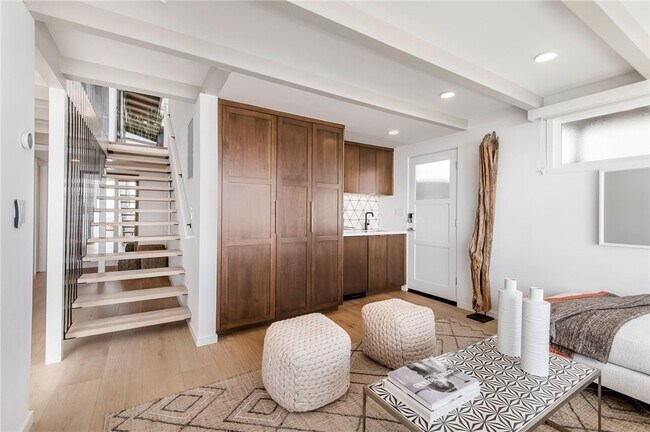 Building Photo - 816 The Strand