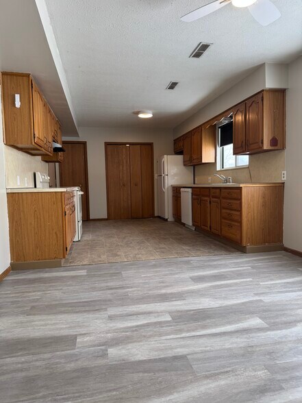 Building Photo - 1833 Cloveridge Dr