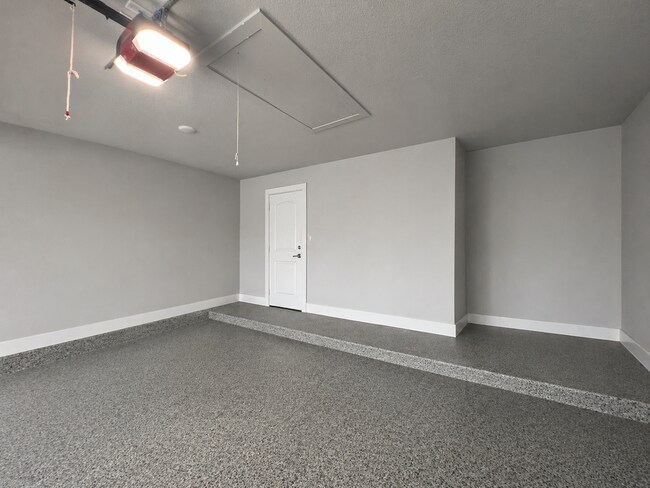 Building Photo - AVAILABLE FOR MOVE-IN WITH A 2-WEEK NOTICE