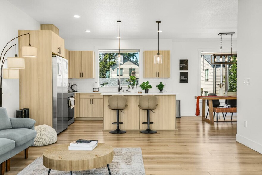 Building Photo - 3309 NE 42nd Pl