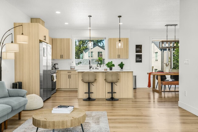 Building Photo - 3309 NE 42nd Pl