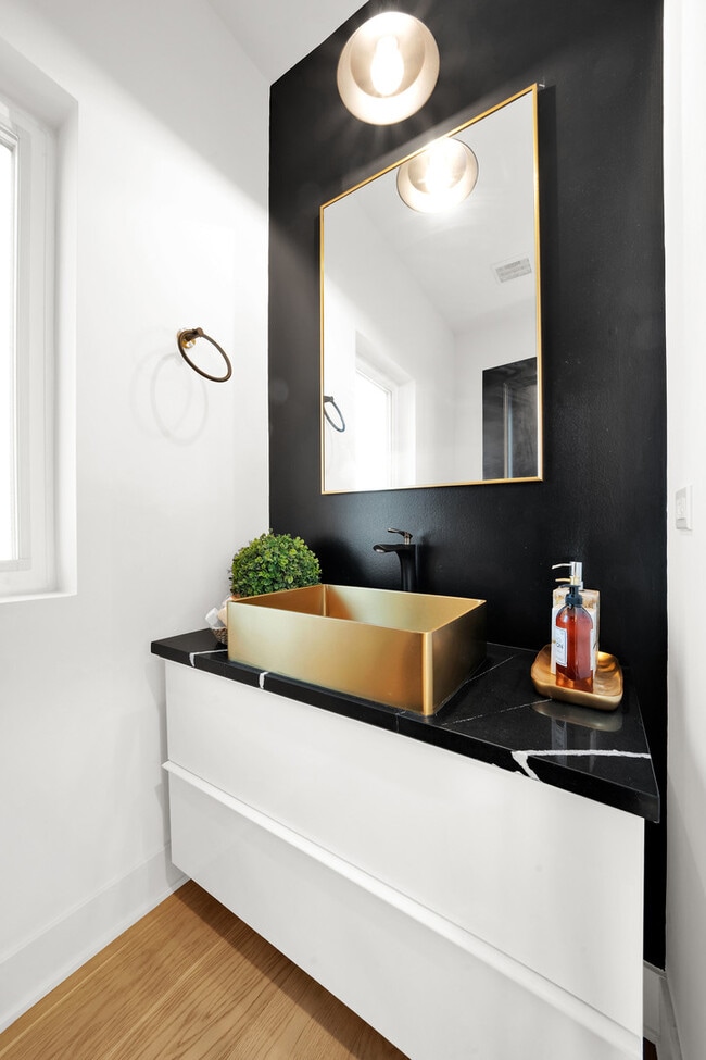 Building Photo - 1522 N Leamington Ave