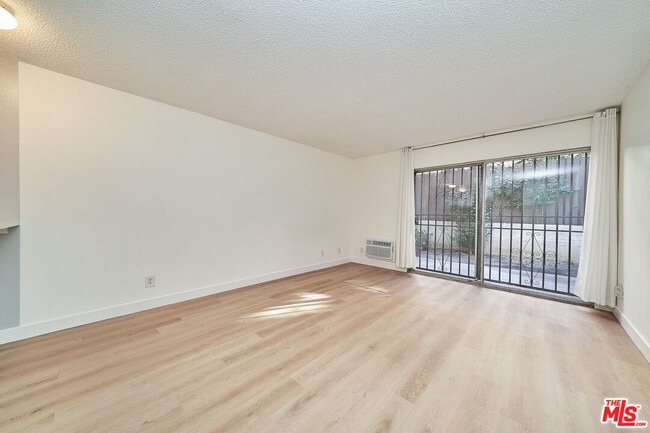 Building Photo - 320 S Ardmore Ave