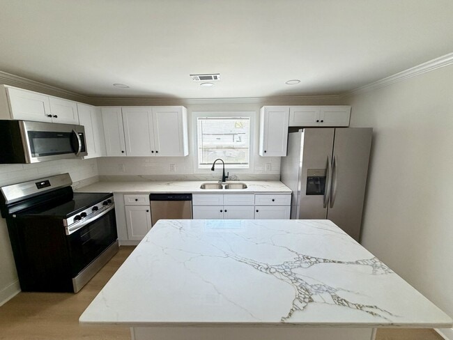 Building Photo - CHARMING RANCH STYLE HOME AVAILABLE NOW!