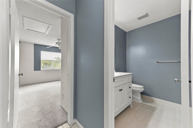 Building Photo - 8495 Lakepoint Ct