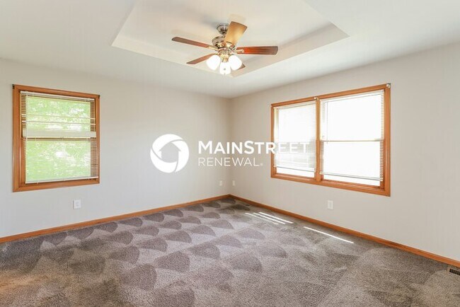 Building Photo - 4 Bedroom Pet-Friendly Home in Lee's Summit, MO with Main Street Renewal