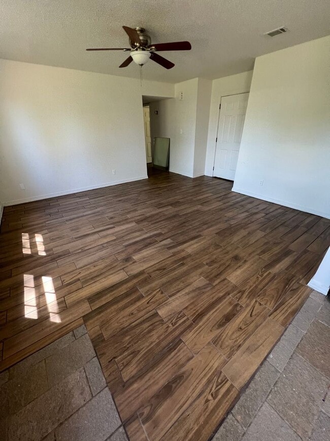 Building Photo - Nice 3 Bed 1.5 Bath House with 1 Car Garag...