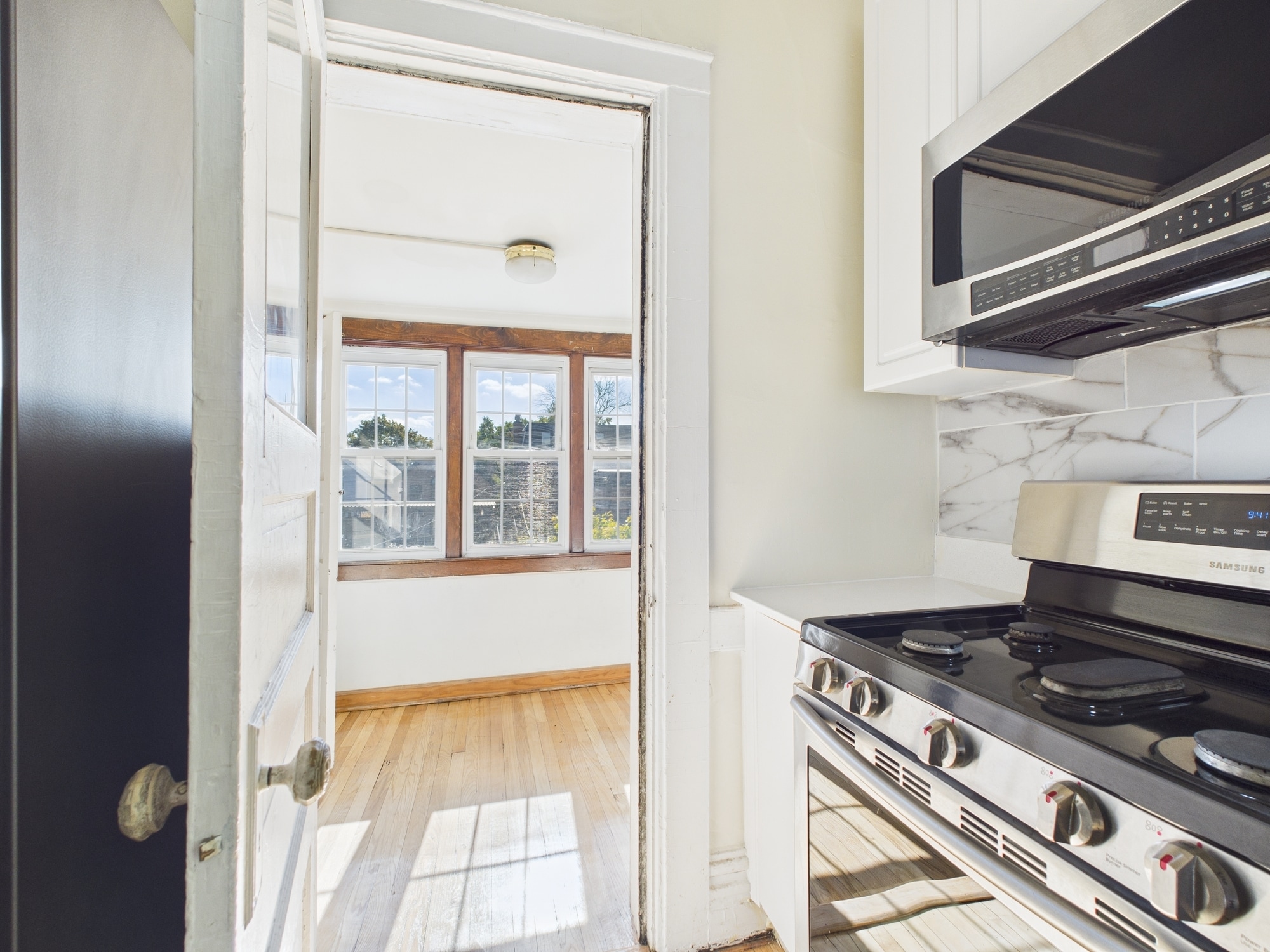 Building Photo - 1541 W Barry Ave