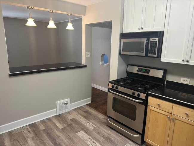 Building Photo - Fantastic 4 Bed 2 Bath 2 living rooms - Available NOW!
