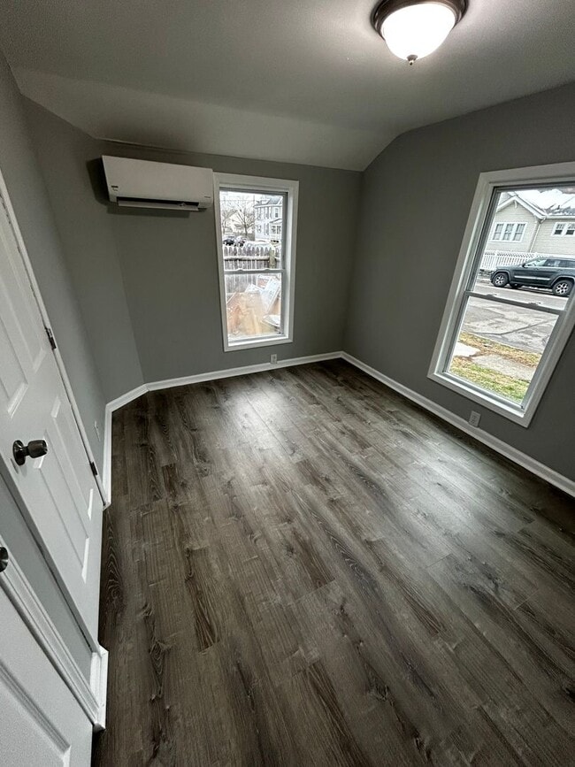 Building Photo - CUTE 1 BEDROOM HOUSE WITH PRIVATE FENCED BACKYARD QUIET STREET