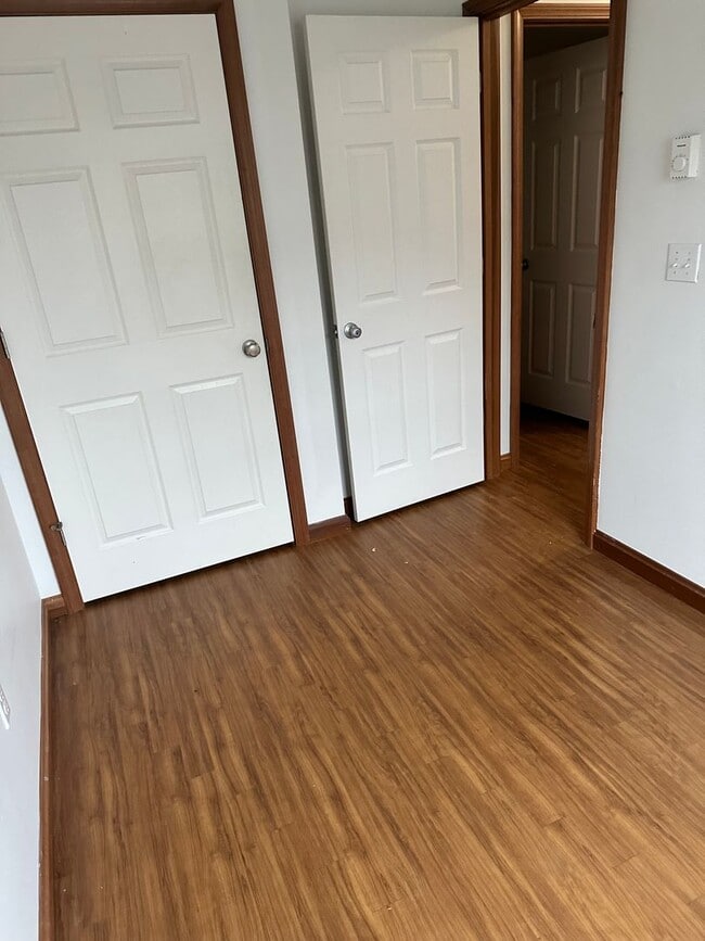 Building Photo - Spacious 2 Bedroom Townhouse