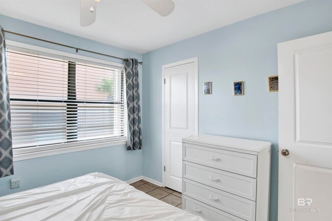 Building Photo - 554 E Beach Blvd