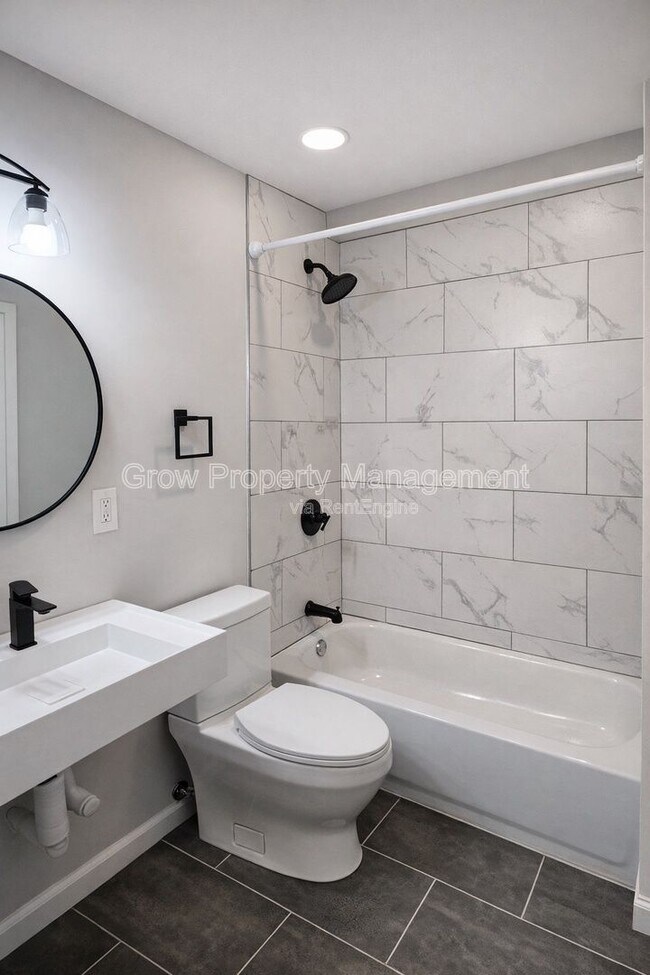 Building Photo - 623 W Oxford St