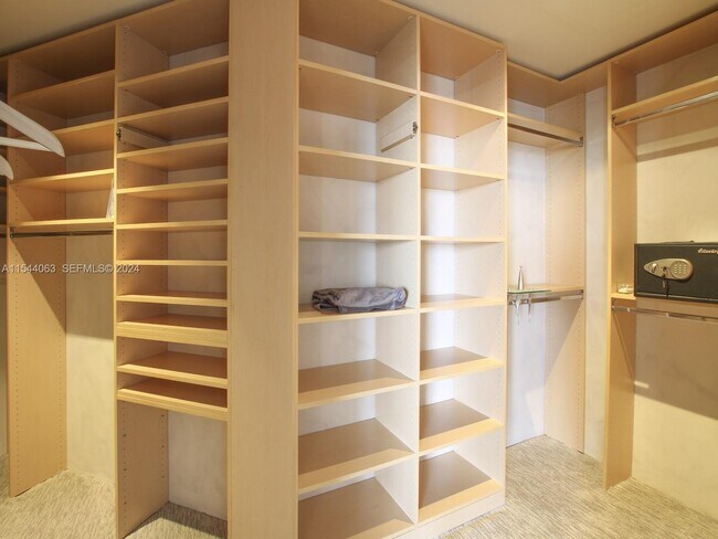 Building Photo - 2000 Island Blvd