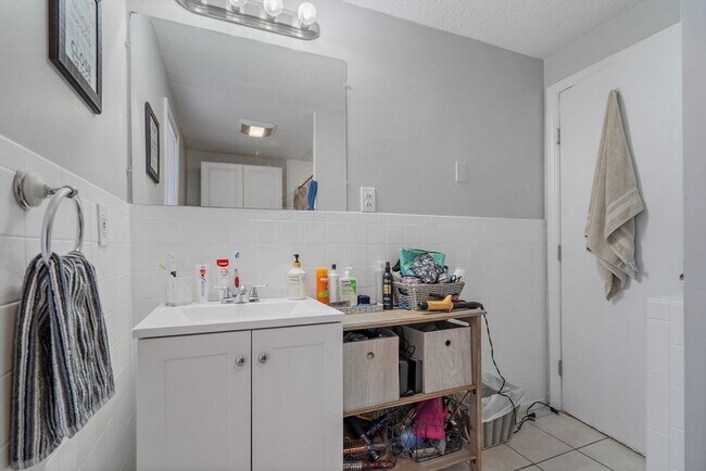 Building Photo - 4 Sterling Ln