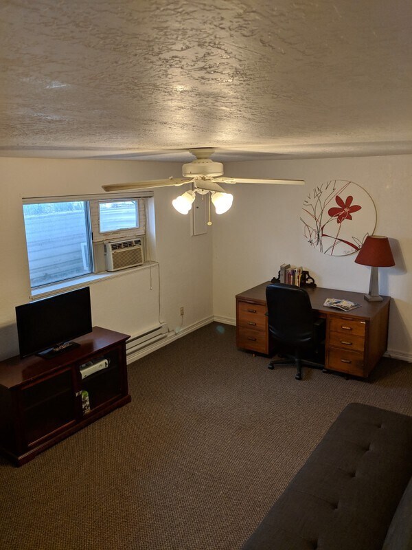 Building Photo - 9262 S 3825 W