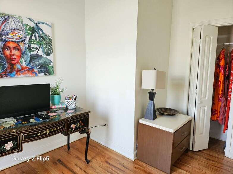 Building Photo - 2417 W Warren Blvd