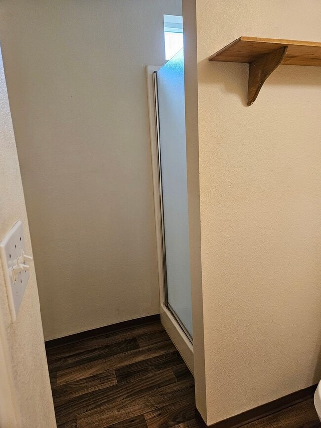 Building Photo - Clean Duplex