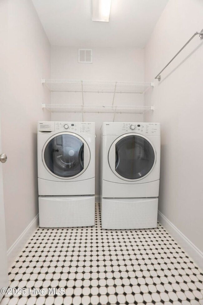 Building Photo - Rental Avail in Olde Point!