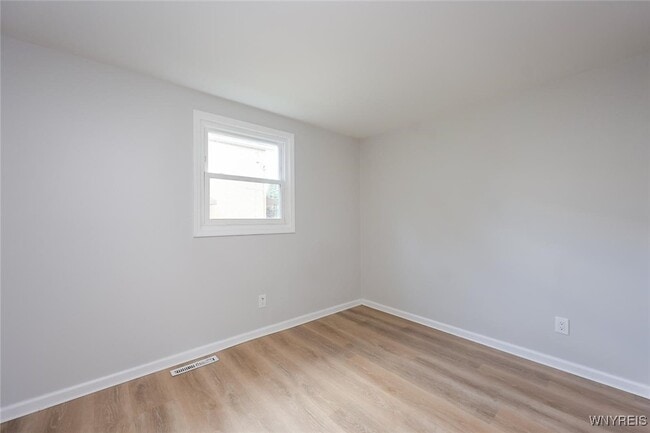 Building Photo - 862 Falcon Dr
