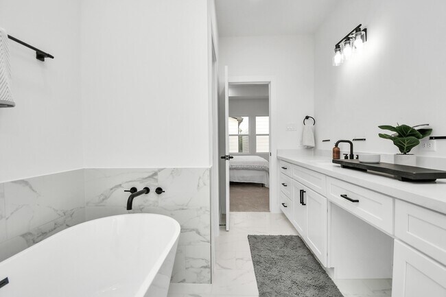 Building Photo - 4804 Elysian St