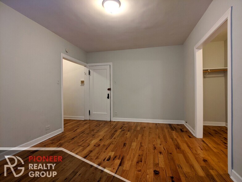 Building Photo - 711 W Belmont Ave