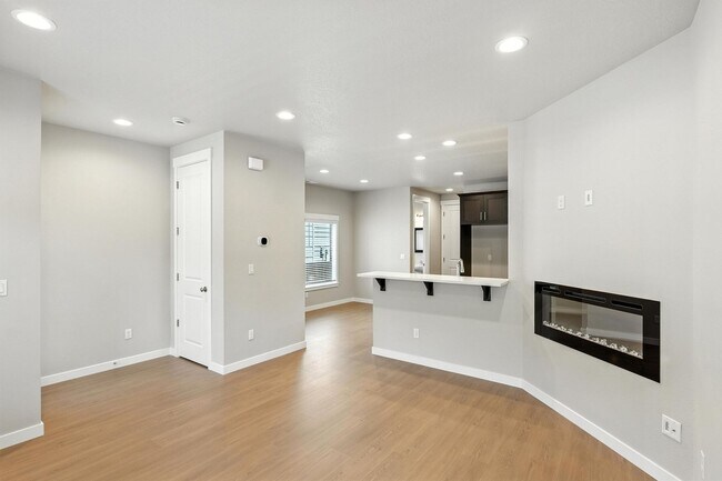Building Photo - Brand New Townhome in Pleasant Valley Vill...