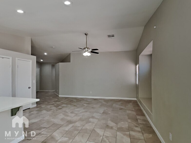 Building Photo - 423 Regal Robin Way