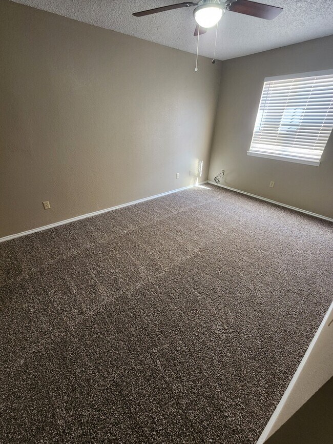 Building Photo - 3 bed 2 bath townhome, 1 car garage and 1 carport