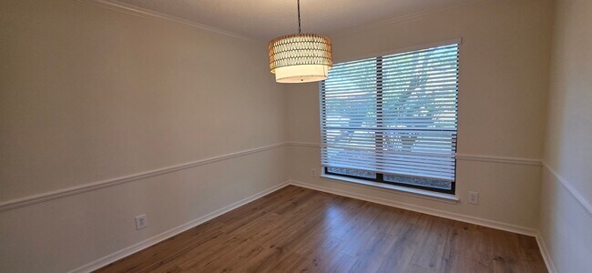 Building Photo - Large 4 Bedroom Located in Arlington!