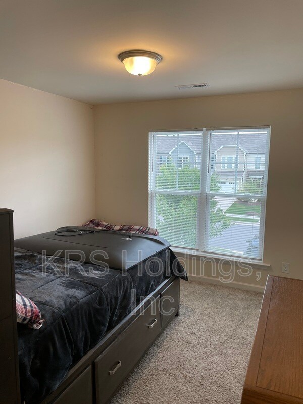 Building Photo - 245 White Oak Ridge Dr