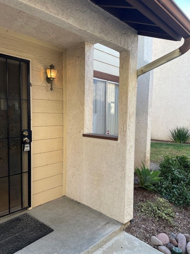 Building Photo - Back gate close 2 bedroom 1.5 bath condo w...